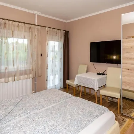 بيت ضيافة Kek Laguna Vendeghaz 4*